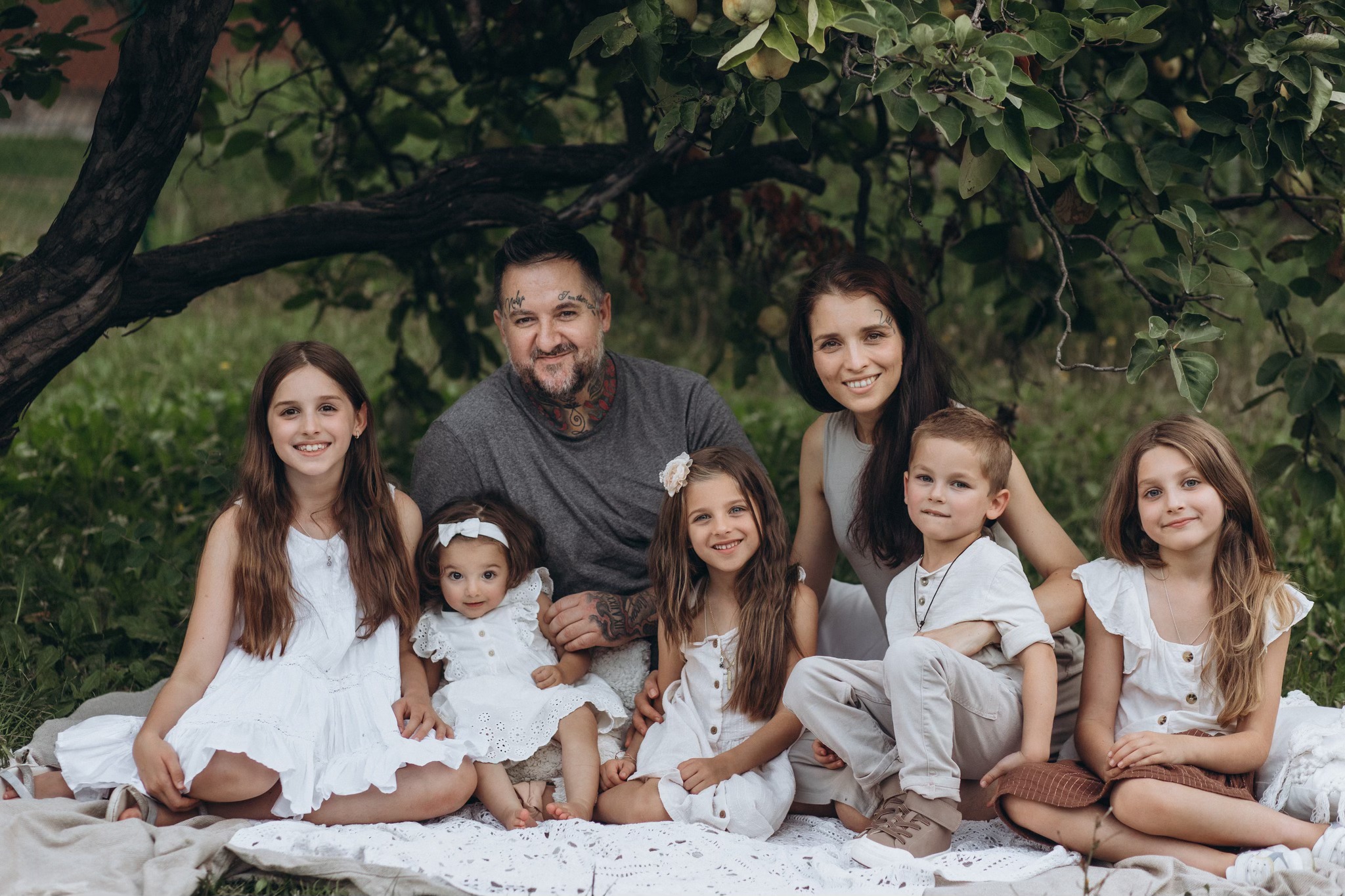 Надя Събева - фотограф и майка на пет деца - се нуждае от помощ, за да превърне една къща в дом след загубата на съпруга си