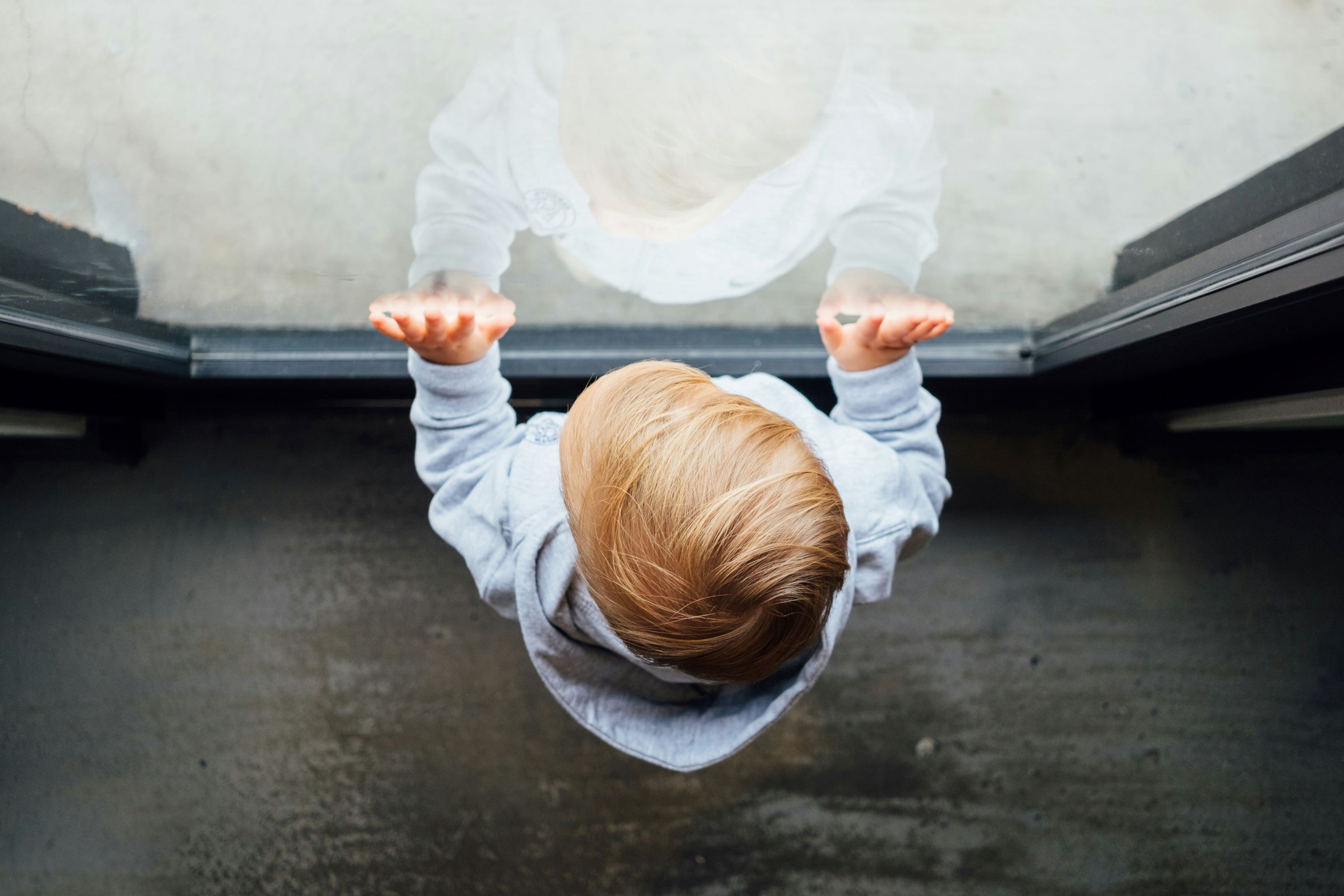 Полицаи спасиха детенце, увиснало на тераса на 8-ия етаж в Ямбол